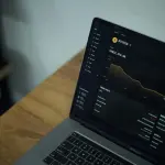 Bitcoin, la 'bocciatura' del Ceo di Jp Morgan fa crollare il titolo in Borsa