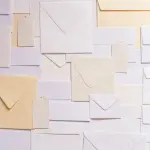 Poste Italiane, in netto calo gli utili: pesano gli accantonamenti per i fondi immobiliari