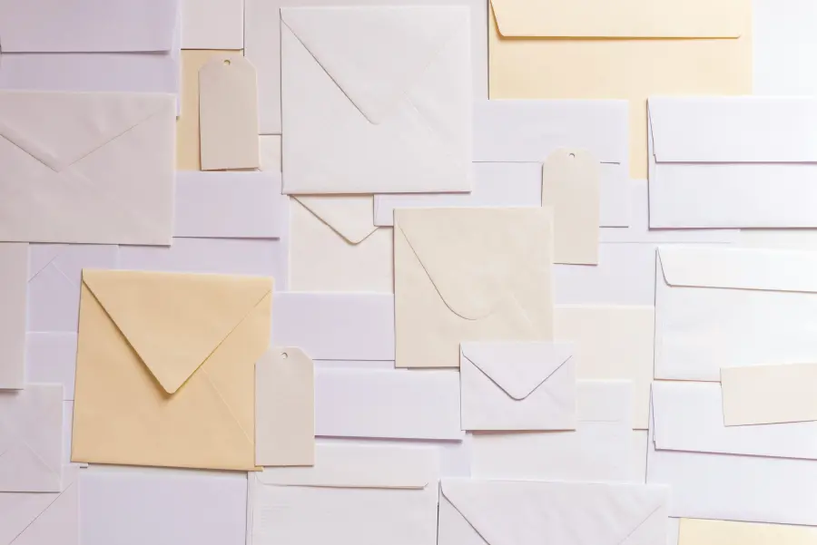 Poste Italiane, in netto calo gli utili: pesano gli accantonamenti per i fondi immobiliari