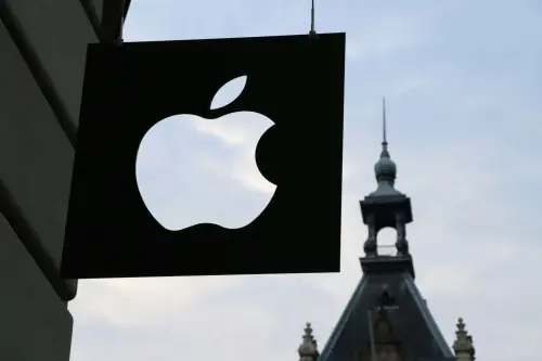 Apple perde in Borsa, Yahoo licenzia il 10% dei lavoratori